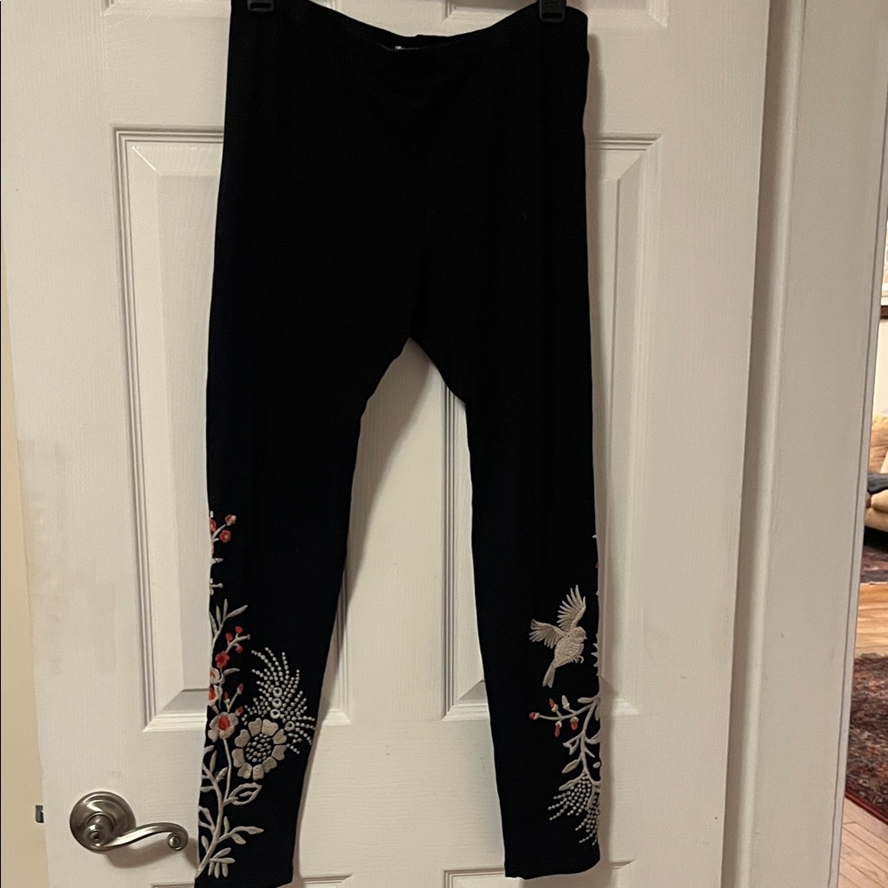 Johnny Was Black Leggings with Floral Embroidery m
